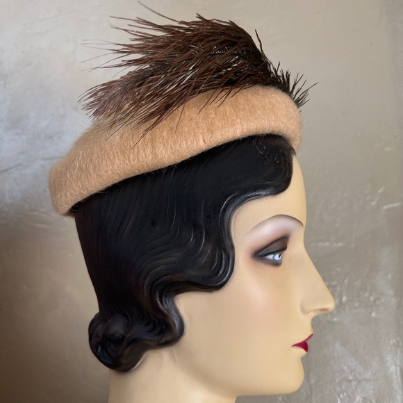 STYLISH 1950s\' MUSTARD FURRY FELT TOQUE WITH BEADED TRIM & BROWN OSTRICH FEATHER